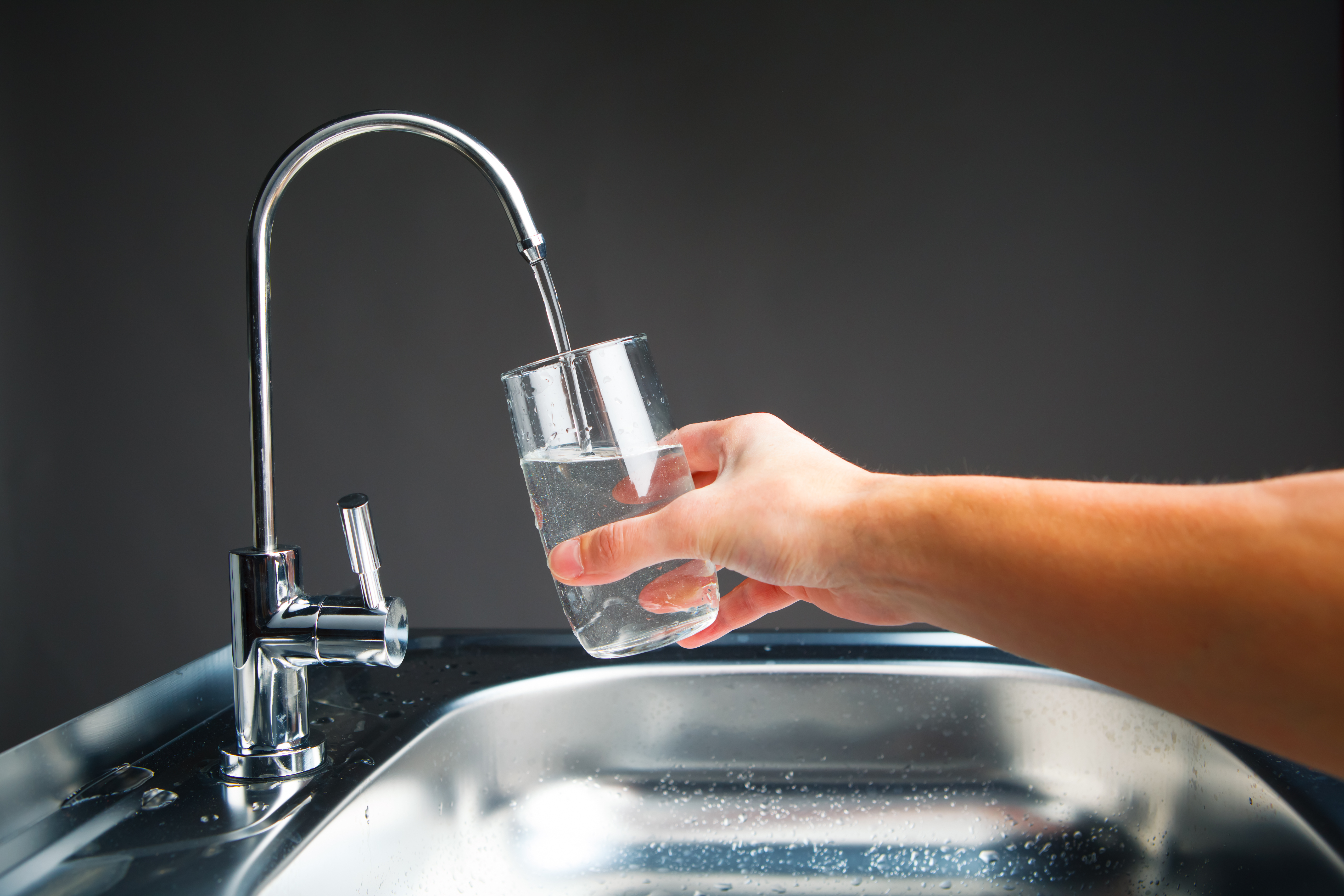 Питьевая вода в домашних условиях. Кран с водой. Кран для питьевой воды. Чистая питьевая вода. Чистая вода из крана.