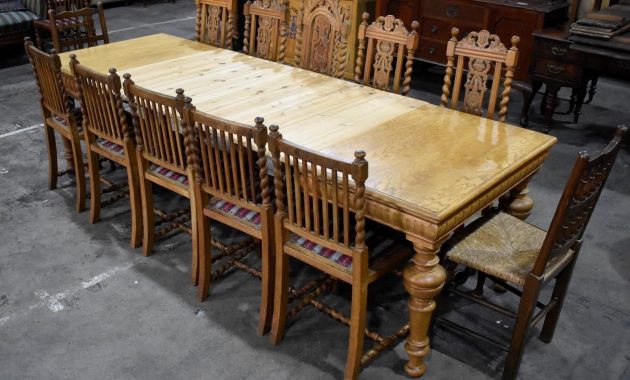 Antique Vintage Bulbous Oak Extending 12 Seater Dining Table with regard to proportions 1600 X 1122